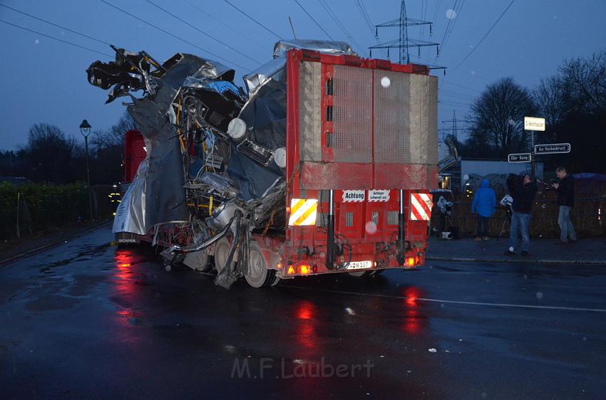 Schwerer VU Bus Zug Düsseldorf P514.JPG